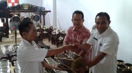 SERAH TERIMA HIBAH GAMELAN PERUNGGU DARI KUNDHA KABUDAYAN DIY KEPADA DESA BUDAYA SEMANU